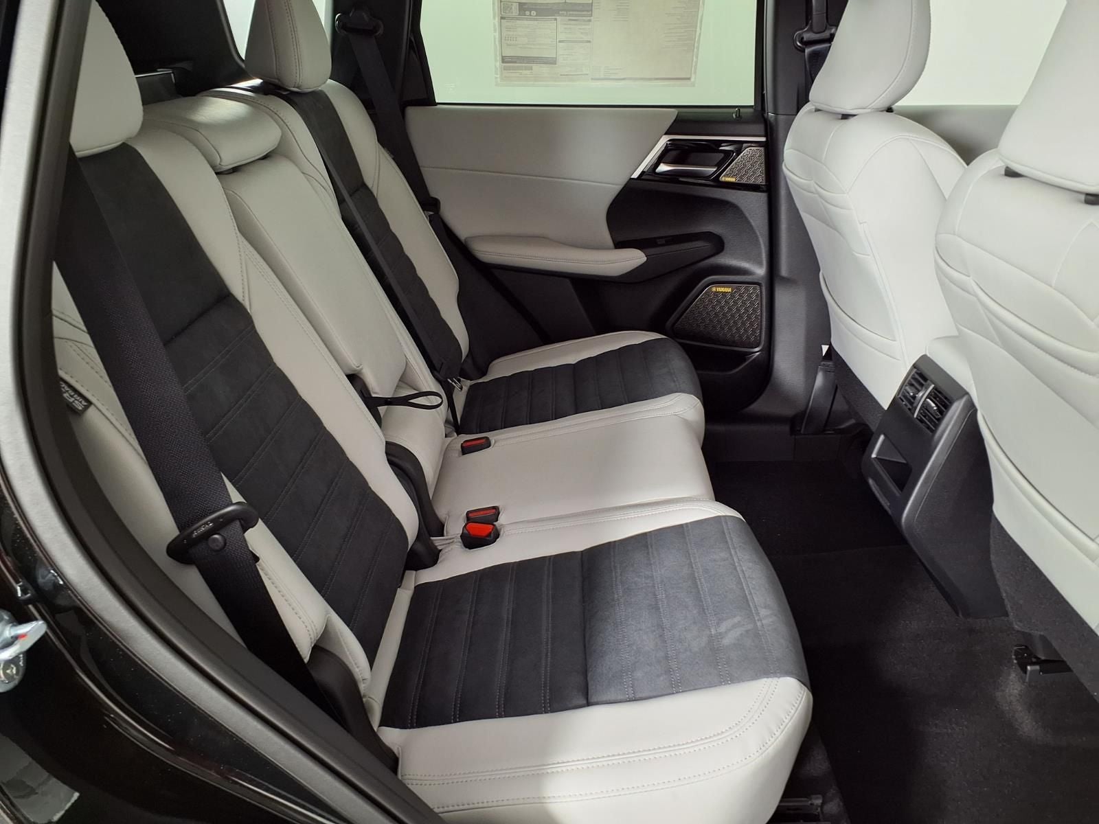 2026 Mitsubishi Outlander SE