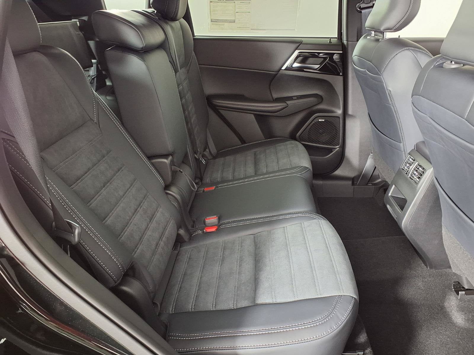 2026 Mitsubishi Outlander LE